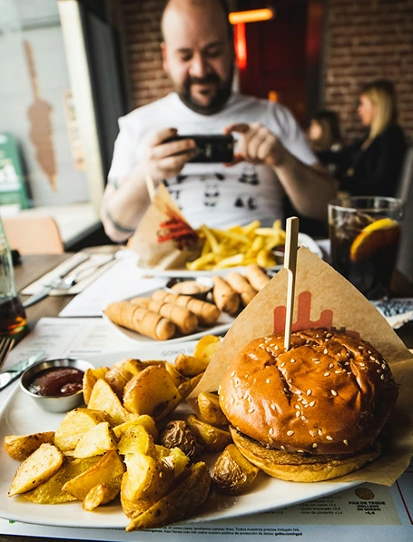 Taze ezme burger hazırlayan şef