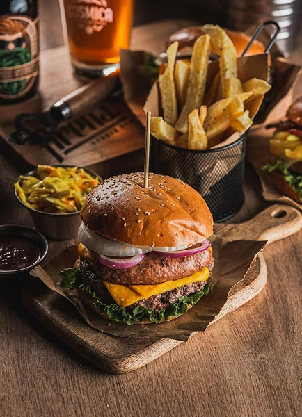 Burger köftesinde erimiş peynir yakın çekimi